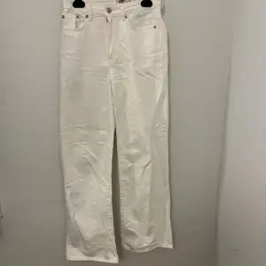 Vita utsvängda jeans i strl S från Lager 157. Finns några fläckar (se bilder)