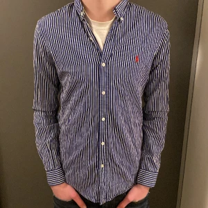 Ralph Lauren Skjorta - Säljer nu denna asfeta Ralph Lauren skjorta i ett perfekt skick! Storleken är S och sitter därför lite litet på mig. Nypris ca 1500kr❌ Säljer nu för endast 399kr✅. Hör av dig vid minsta lilla fundering 😊