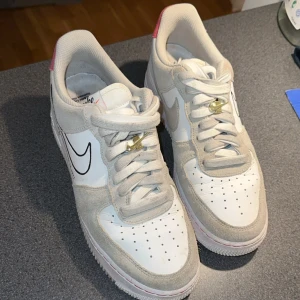 Nike air force 42,5 - Lite smutsiga annars väldigt bra skick sällan använda storlek 42,5