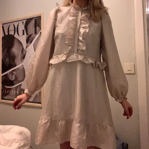 Neo noir klänning  - Säljer denna fina klänning från neo noir! Strl s! Aldrig använd