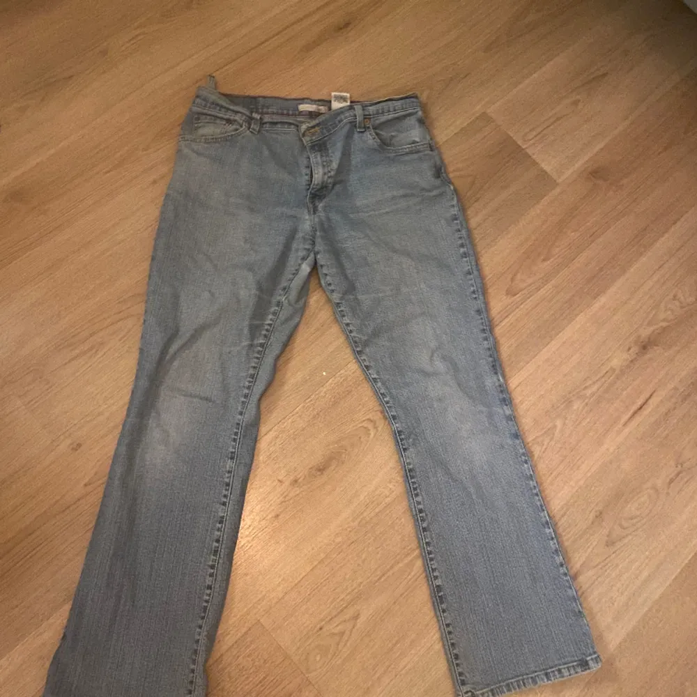 ljus blå levis jeans. lite sönder där bak (syns på bild 3) sitter väldigt bra i längd (är 170cm) säljer för den e lite för stor i midjan. Jeans & Byxor.