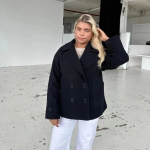 Kappa - kappa från design by si i mörk marinblå, färgen finns ej kvar på hemsidan! knappt använd och är i väldigt fint skick ❤️skriv för egna bilder!!!! köparen står för frakten 