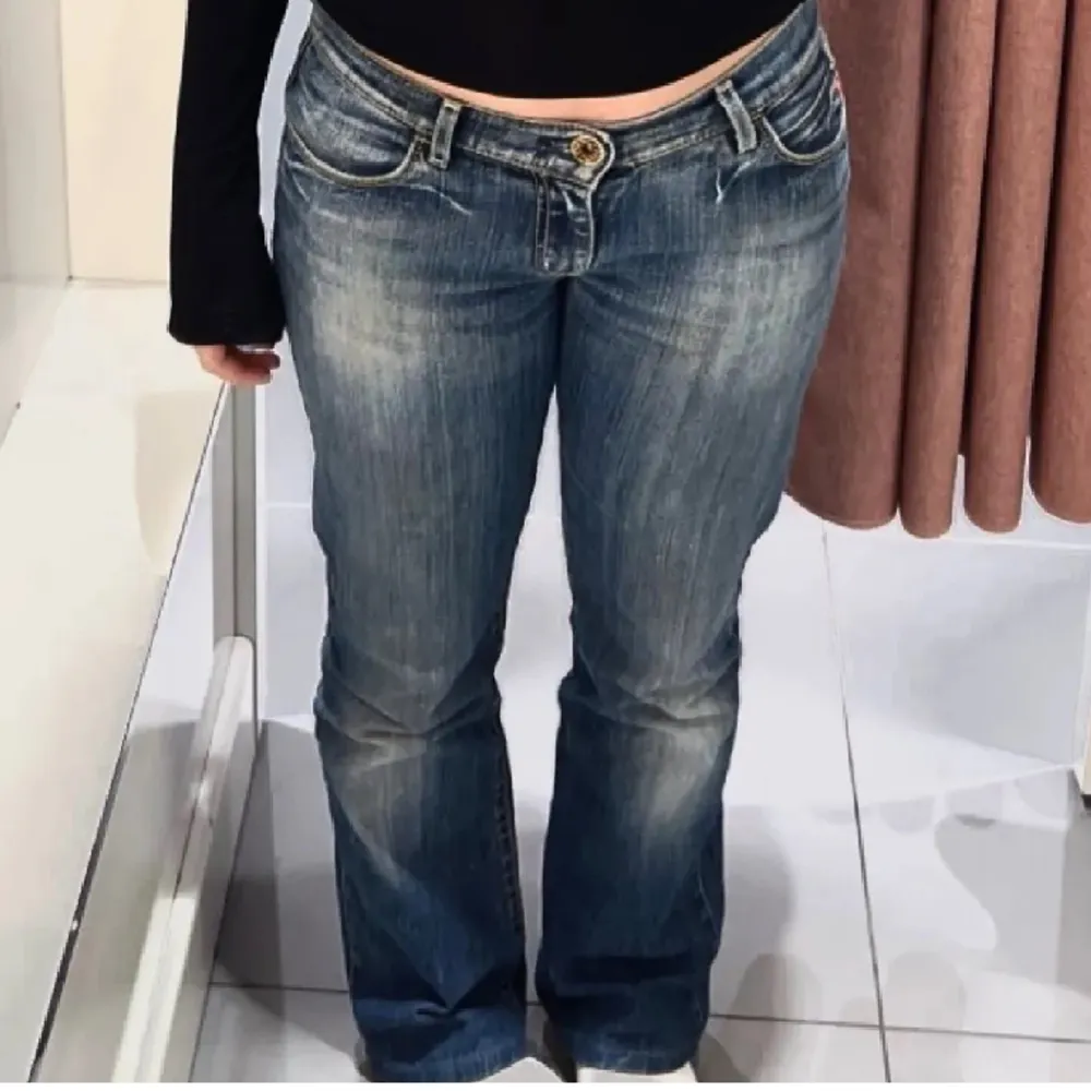 (första bilden lånad) Super snygga lågmidjade jeans från Miss Sixty. Säljer då dom var lite för korta på mig som är ca 164. Midjemått: 38-39 cm. Innerbenslängd: ca 69-70cm💗. Jeans & Byxor.