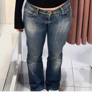 Lågmidjade Jeans - (första bilden lånad) Super snygga lågmidjade jeans från Miss Sixty. Säljer då dom var lite för korta på mig som är ca 164. Midjemått: 38-39 cm. Innerbenslängd: ca 69-70cm💗