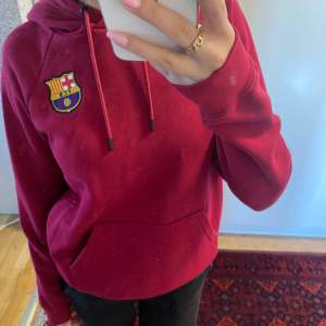 En Barcelona hoodie i storlek XS. Den är i väldigt bra skick och har bara används ett fåtal gånger. 