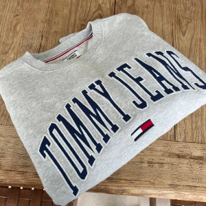 Tommy hilfiger sweatshirt - Storlek: M men mer som en oversize S Jättefint skick!  Köparen står för frakt 💕