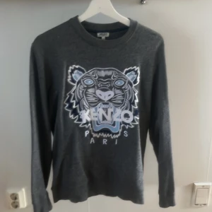 Kenzo sweatshirt - Säljer min kenzo tröja då jag växt ur den, den är i storlek xs, den är köpt i en butik i Växjö för några år sedan.