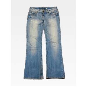 – Vintgage ONLY bootcut jeans – Lågmidjade jeans från tidigt 00-tal. Mått tagna när plagget ligger platt: Midja: 38 cm; innerbenslängd: 78 cm; benöppning: 21,5 cm.