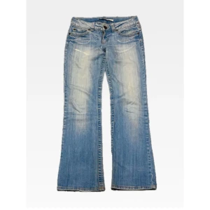 28” vintage ONLY denim bootcut jeans - – Vintgage ONLY bootcut jeans – Lågmidjade jeans från tidigt 00-tal. Mått tagna när plagget ligger platt: Midja: 38 cm; innerbenslängd: 78 cm; benöppning: 21,5 cm.