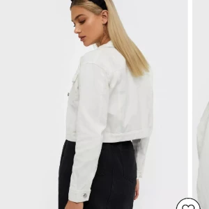 Jeansjacka - Perfekt till våren. Använd ett fåtal gånger 