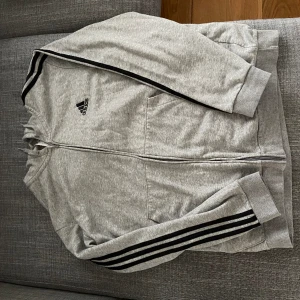 Adidas Zip Hoodie - Adidas Zip Hoodie köpt från stadium som inte kommit till använding