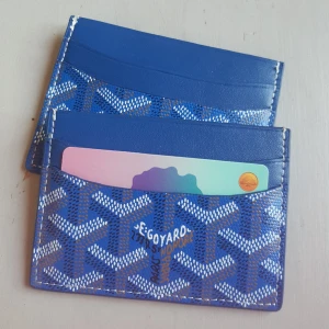 Plånbok - Tja, sälker två par goyard plånböcker, säljer de styckvis för 500. Dem är riktigt läckra, det finns 5 fack så du får plats med mycket.  Kom med prisförslag. Skriv till mig vid frågor.