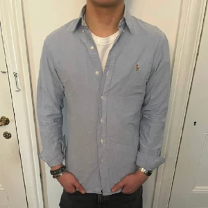 Polo Ralph Lauren - Skjorta  - Polo Ralph Lauren skjorta i storlek S men passar M k mycket bra skick!  Nypris 2000kr och inte mycket använt alls