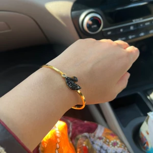 SUPERFINT ARMBAND 🦢✨️ - ett jättefint swarovski-liknande armband i guld och svart 🫶🏼 passar bra till allt och svanen är så söt 🥺 knappt använd!! 150kr inkl frakt ❤️