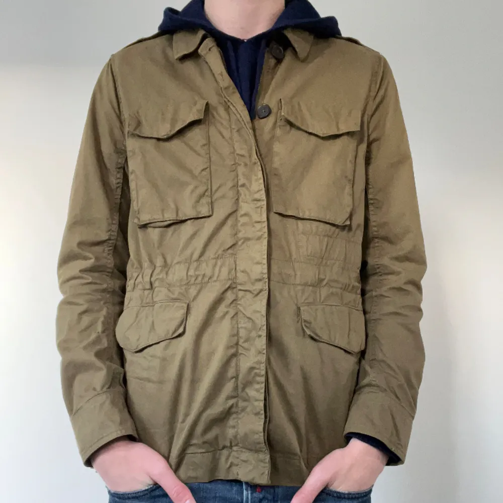 Overshirt Jacka från Gant | Storlek S - Jackan är i bra skick utan defekter - Nypris: 1899kr - Mitt pris 749kr - Modellen är 186 cm. . Jackor.