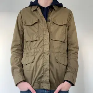 Overshirt Jacka från Gant | Storlek S - Jackan är i bra skick utan defekter - Nypris: 1899kr - Mitt pris 749kr - Modellen är 186 cm. 