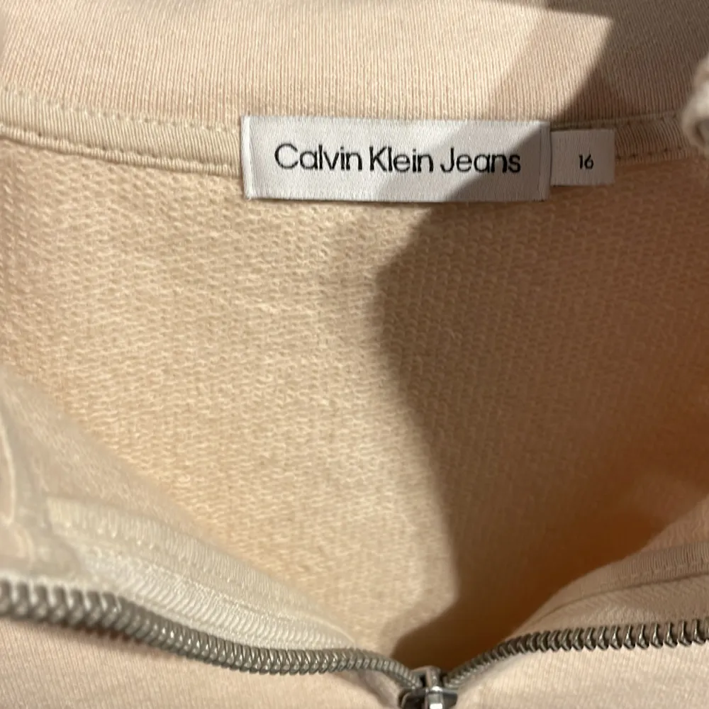  Calvin Calvin Klein zip tröja! Köpt från kidsbrandstore för Ca 900kr💸  ! Skick 9/10 Hör av dej vid frågor!⚡️🙋🏼. Tröjor & Koftor.