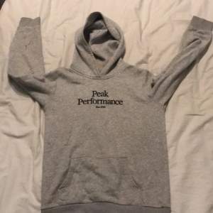 Hej säljer nu min peak performance hoddie för att den har blivit för liten. Skicka 9/10 ny pris 750. Obs Tyvör har jag klippt bort lappen vid luvan för att den skavde men Inga skador på tröjan. 