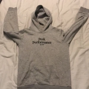 Peak performance hoddie  - Hej säljer nu min peak performance hoddie för att den har blivit för liten. Skicka 9/10 ny pris 750. Obs Tyvör har jag klippt bort lappen vid luvan för att den skavde men Inga skador på tröjan. 
