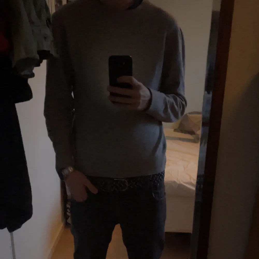 100% Kashmir tröja från uniqlo. Tröjan är i gott skick. Sitter bra på mig som är 174cm. Kan diskutera pris . Tröjor & Koftor.