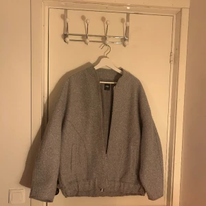 Jacka från Zara  - Jacka från zara, storlek M, ALDRIG använt den, köpt för drygt 2 månader sen, 