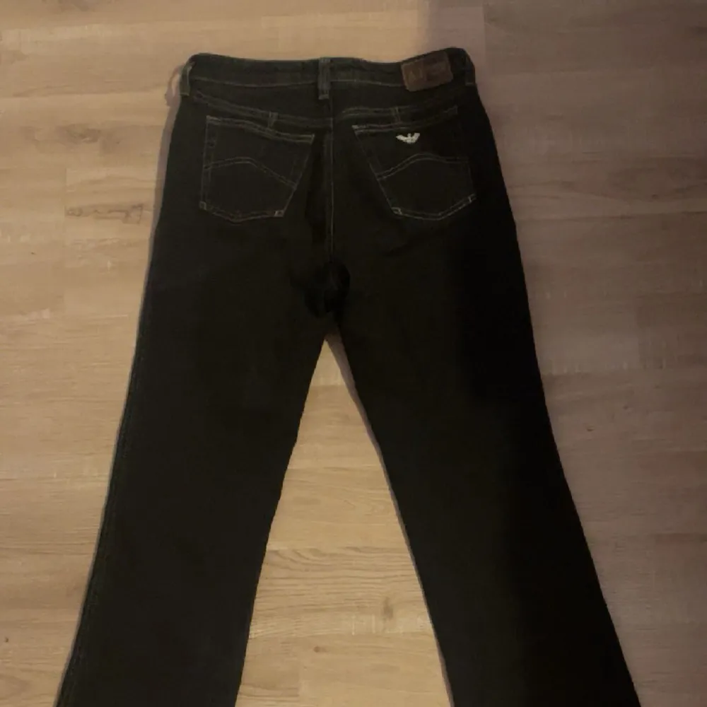 Säljer mina Armani jeans. Nästan lite urtvättad svart färg, har Armani märket på ena fickan ibak är även bootcut. Bra sick. Jeans & Byxor.