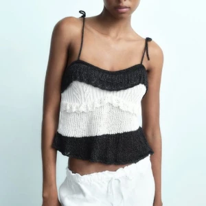 Stickad zara topp  - Stickad top från zara. Köpt i sommar 2023 i Grekland 