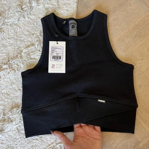 Stronger - Wrap seamless crop top  - Helt ny sport-bh/top. Nypris 399 kr