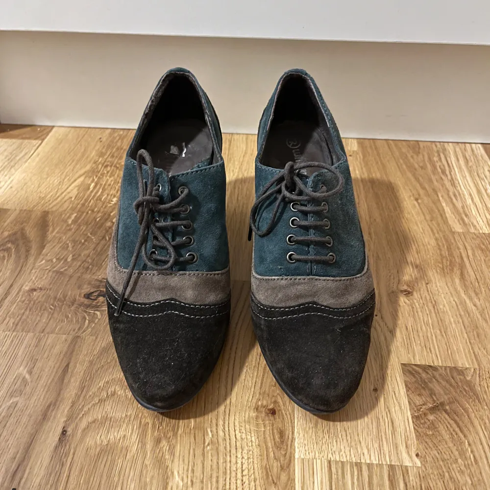 Vintage skor i st. 36 med liten klack. Skor.