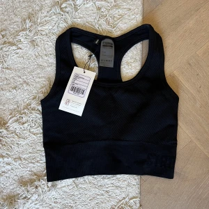 Stronger - diagonal crop top  - Helt ny sport-bh/top från Stronger. Nypris 499 kr 