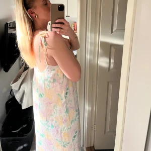 Somrig klänning  - Säljer en oanvänd somrig klänning. Superfin och storlek S🌸