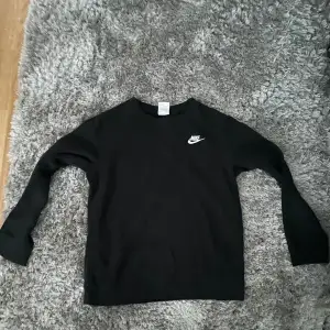 Säljer svart Nike sweatshirt i skick 9/10 Hör av er om ni är intresserade eller har frågor