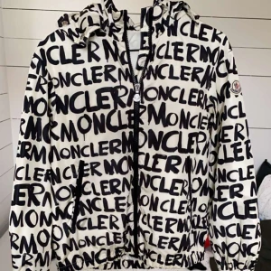 Moncler jacka - Tvärfet windbreaker från moncler som passar perfekt nu till våren. Jackan har aldrig använts och är därför i perfekt skick.  Nypris: 6000      Mitt pris: 2800