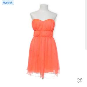 Säljer denna underbara aprikosa klänningen. Klänningen är i storlek S ❤️