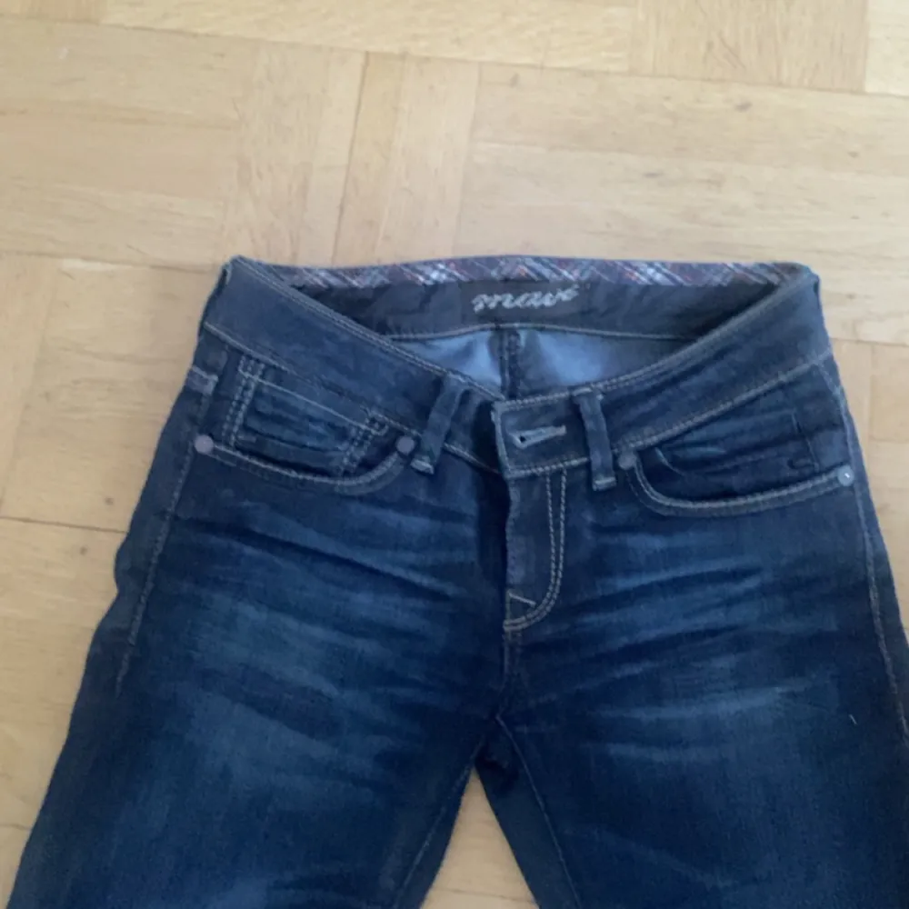 Vintage Lågmidjade mavi jeans som jag fått av min mamma🙌saknar knapp men är lätt att fixa! Storlek 27/32 . Jeans & Byxor.