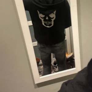 Zadig Voltaire zip hoodie strl L - Tja säljer denna Zadig Voltaire zip hoodie i storleken large (stor i storleken, passar en storlek större) Cond: 7/10 Modell: 189cm Bara höra av sig vid eventuella frågor