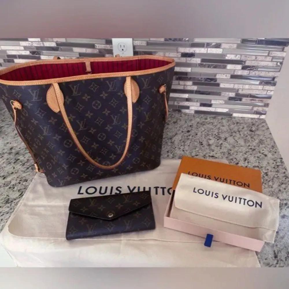 Authentic Louis Vuitton Monogram Neverfull MM gently used with matching color pouch. Väskor.