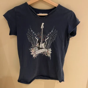Zadig t-shirt - Super snygg Zadig & Voltaire tröja som är köpt här ifrån Plick men säljer då den tyvärr var för liten. Mycket bra skick 💓