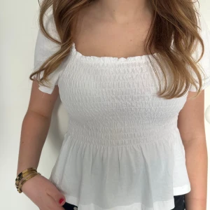 Blus  - Hej säljer denna blus från HM i storlek S💕