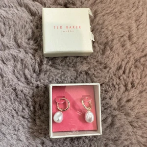Ted Baker örhängen  - Aldrig använda 