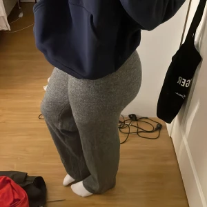 Mjukisbyxor  - Gråa ” stickade” mjukisbyxor som jag köpt från Nelly men är från pieces,aldrig använt utan bara testat,är jätte sköna och verkligen inte alls sticksiga, jätte mjuka och gosiga,dom är xs men passar större skriv för frågor osv,priset kan diskuteras! ☺️💞