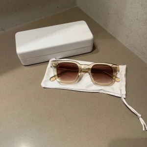 Chimi 04 Ecru  - Säljer mina chimis i modell 04  Köpta sommaren 2022 men de är fortfarande i fint skick. Köpta för 1250 DM:a om ni har fler frågor💗 