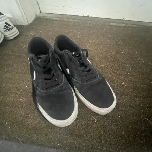 Nike sb chron  - Säljer dessa billiga grisch skorna som passar perfekt till vår och sommar. De är använda några gånger men är i bra skick 7/10. Nypris för 849kr