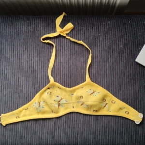 bralette / cover up  - väldigt trasig men nån pyssel entusiast kanske vill ta sig an att laga den. Tror att den kan bli väldigt fin bara den blir lagad. Tror att det är storlek 40 men eftersom den är knytbar skulle jag säga att den passar S, M och ksk XS. 