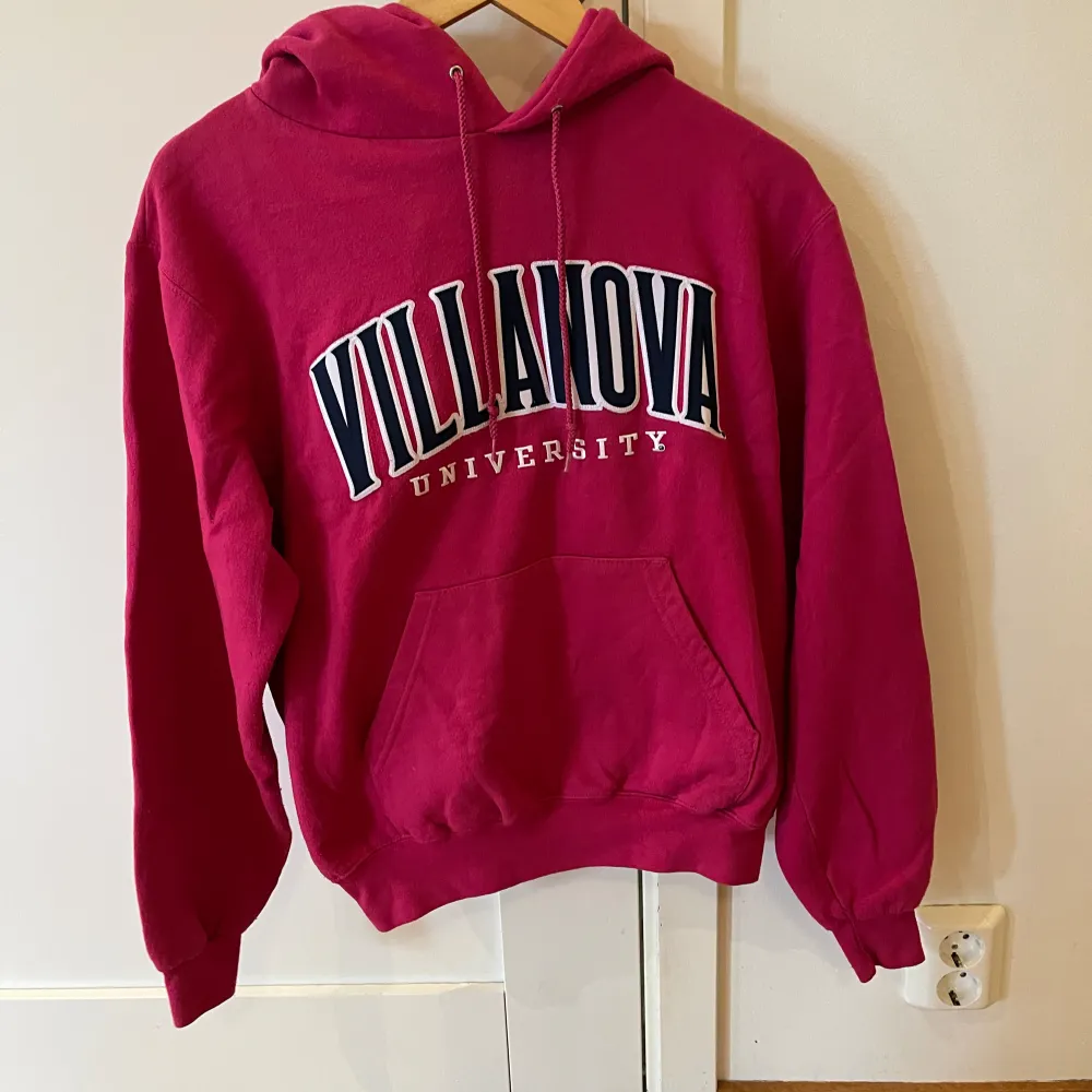 En färgstark Champion Villanova university hoodie i storlek small, s. Kvaliten är bra. Observera att hoodien är mer rosa i verkligheten än på bilden.. Hoodies.