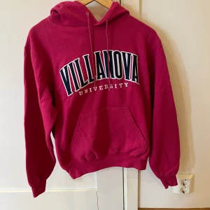 Champion university hoodie - En färgstark Champion Villanova university hoodie i storlek small, s. Kvaliten är bra. Observera att hoodien är mer rosa i verkligheten än på bilden.