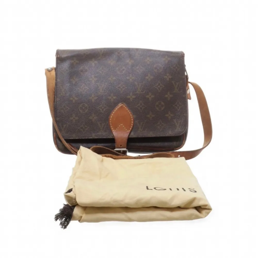 Axelremsväska från Louis Vuitton i modellen cartouchiere. Köpt via Sellpy. En gammal modell och välanvänd därav slitage på det ljusa lädret, undersida, rem och inuti! Super fin! Kvalitets och äkthetskontrollerad av Sellpy.. Laukut & Käsilaukut.