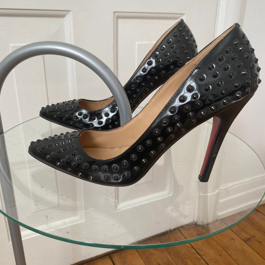 Pumps med nitar - 90