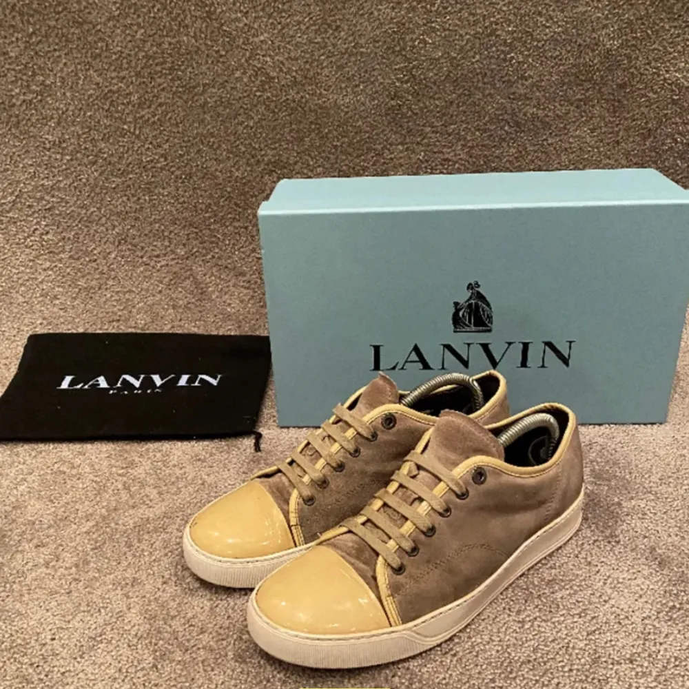 Säljer dessa Lanvin skor för att dem inte kommer till användning, pris 1499kr men kan diskuteras vid snabb affär!. Skor.