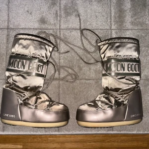 Moon boot - Säljer mina moon boots då jag inte använder de längre. Varan är mycket bra skick och har använt det 3-4 gånger.